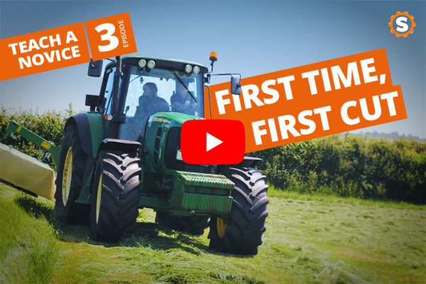 Un principiante impara a falciare con un trattore John Deere 6155 M