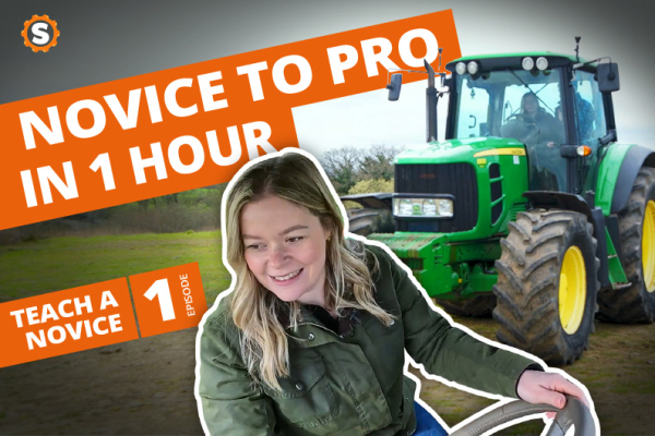 Insegnare a un principiante come agganciare, trainare e caricare con un trattore John Deere 6930